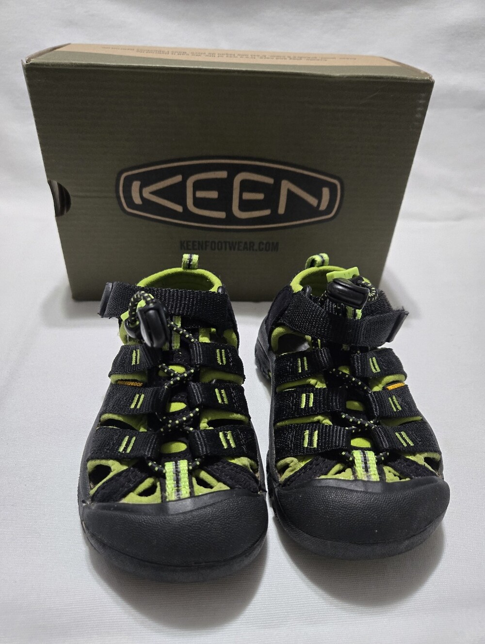 Keen Little Kids Newport H2 Neon Green And Black Sandals sz 8